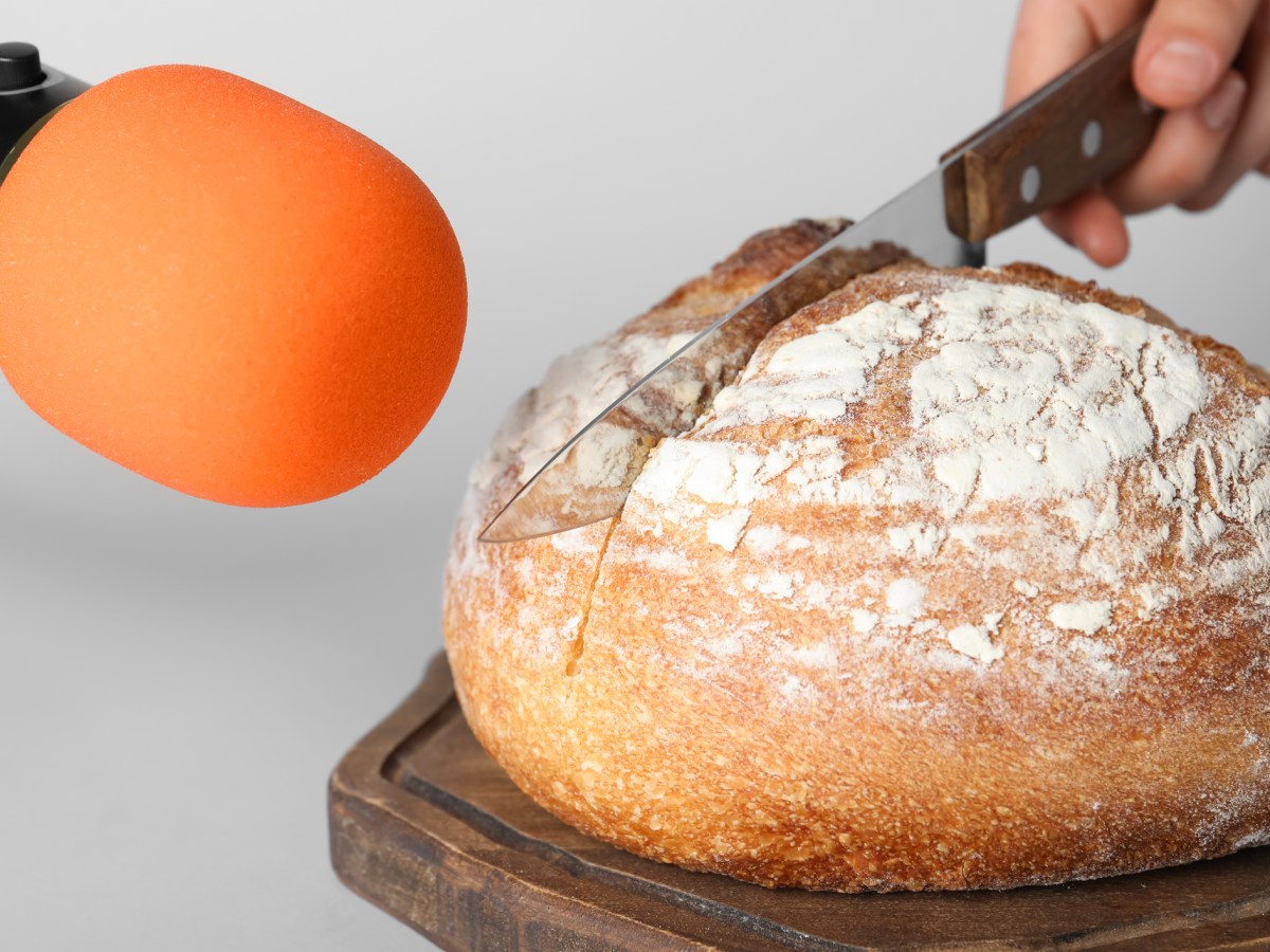 Brot wird neben Mikrofon aufgeschnitten