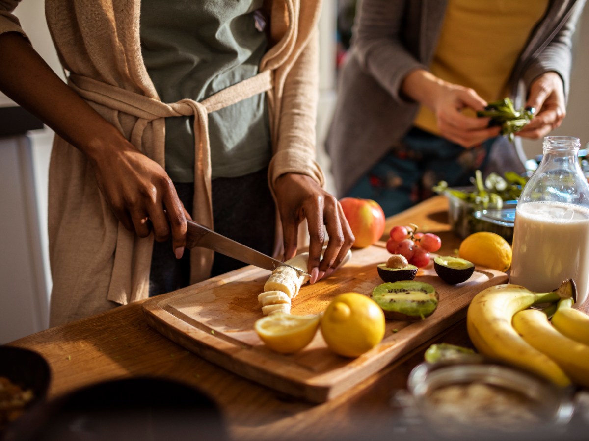 richtige ErnÃ¤hrung: Freundinnen bereiten Essen zu ErnÃ¤hrungsgewohnheiten