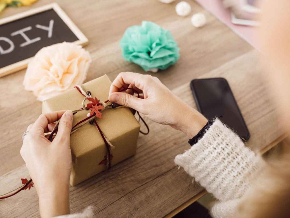 DIY Bloggerin verpackt ein Geschenk