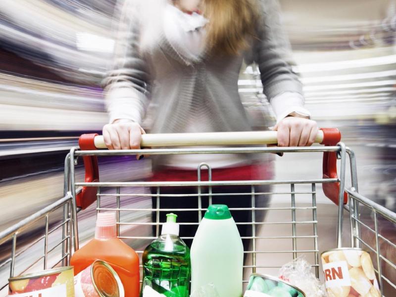 Frau Einkaufswagen im Supermarkt