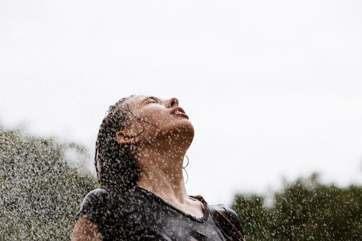 Frau steht im Regen