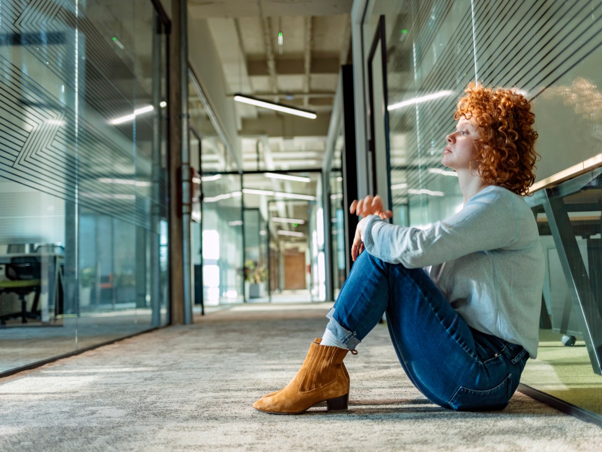 Frau Burnout Arbeit Büro