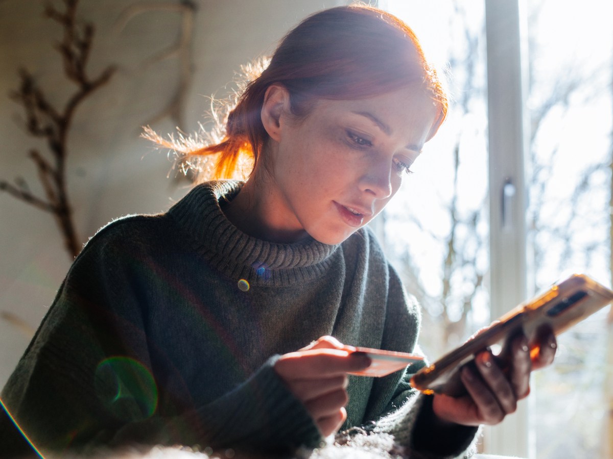 frau schaut auf handy