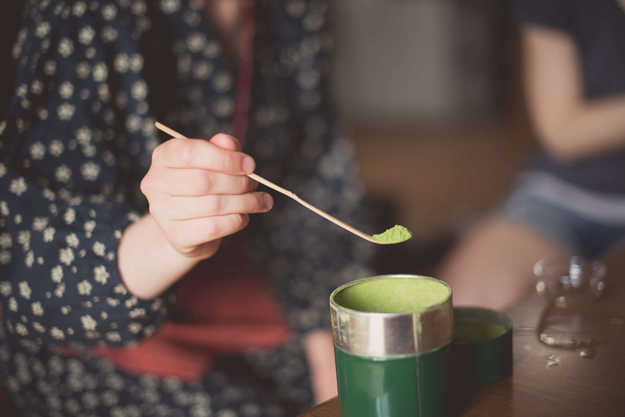 Shirin-David-schw-rt-auf-Iced-Matcha-Latte-gr-nes-Trendgetr-nk-gegen-Hei-hunger