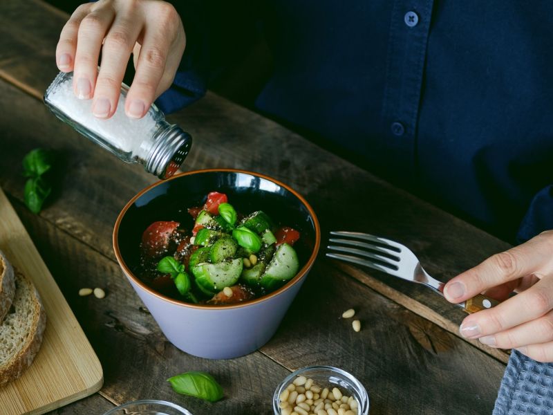 salzstreuer salat frau essen