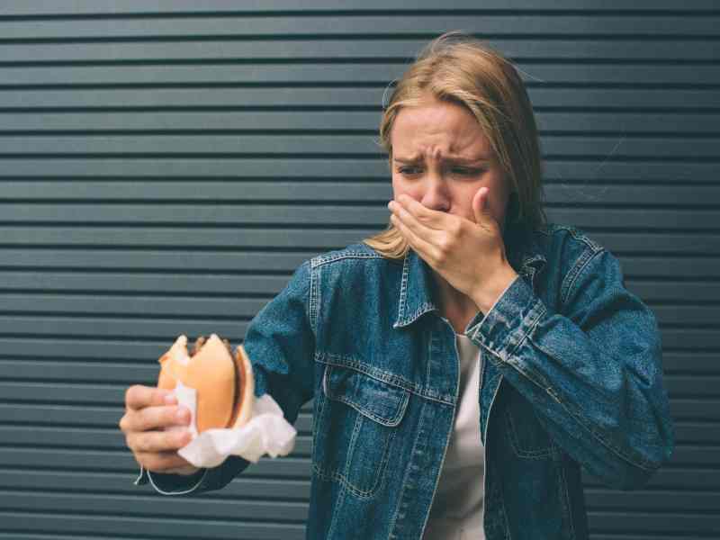 Frau wird übel vom Burger