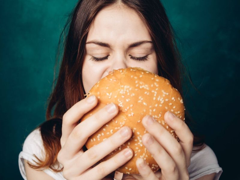 Frau geschlossene Augen Burger