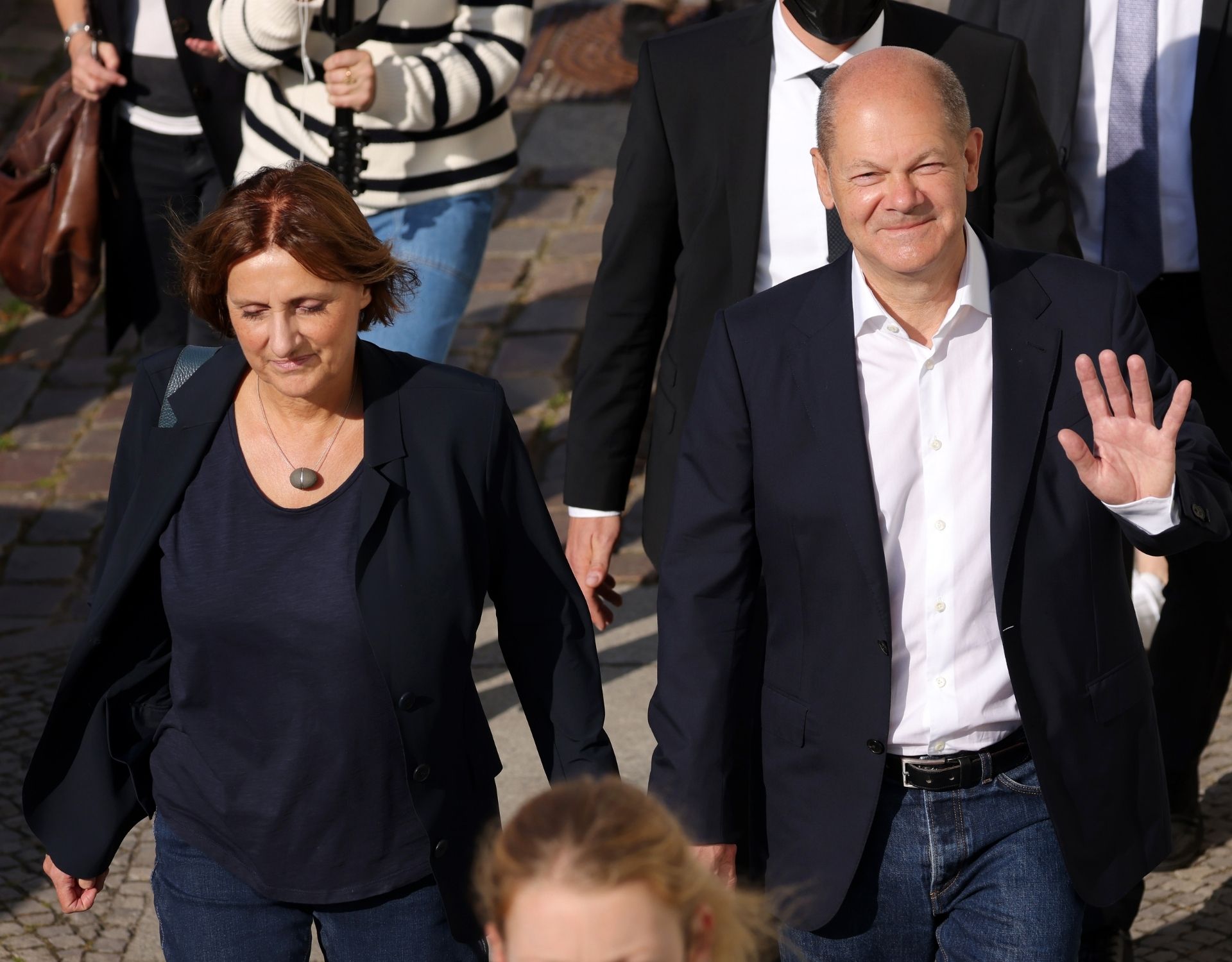 Die-Frau-von-Olaf-Scholz-So-viel-Geld-verdient-Britta-Ernst-monatlich