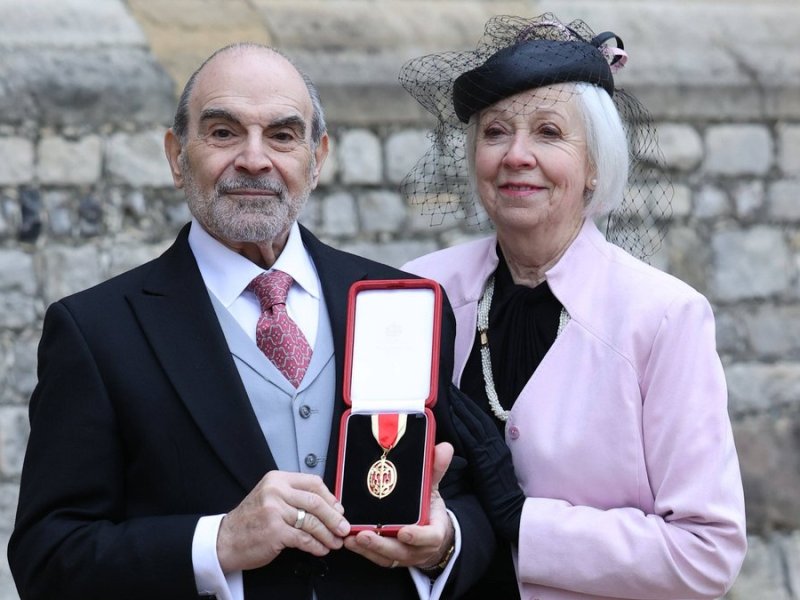 David Suchet mit seiner Ehefrau Sheila Ferris auf Schloss Windsor.. © imago images/i Images