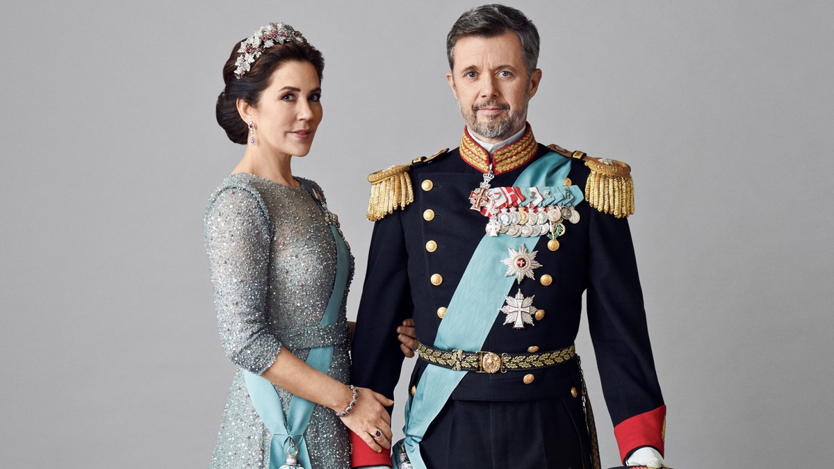 Mary und Frederik von Dänemark versprühen Glamour auf ihren neuen Porträts.. © Hasse Nielsen / Kongehuset