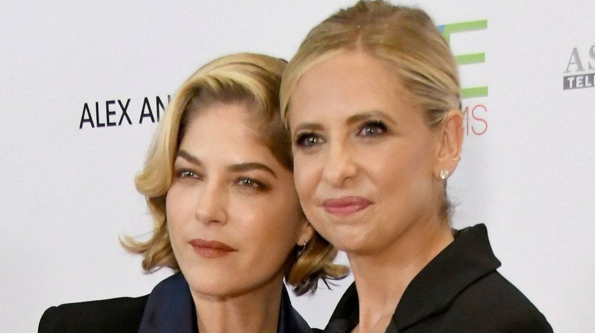 Sarah Michelle Gellar (l.) und Selma Blair bei einer MS-Gala in Los Angeles im Mai 2019.. © imago/Starface