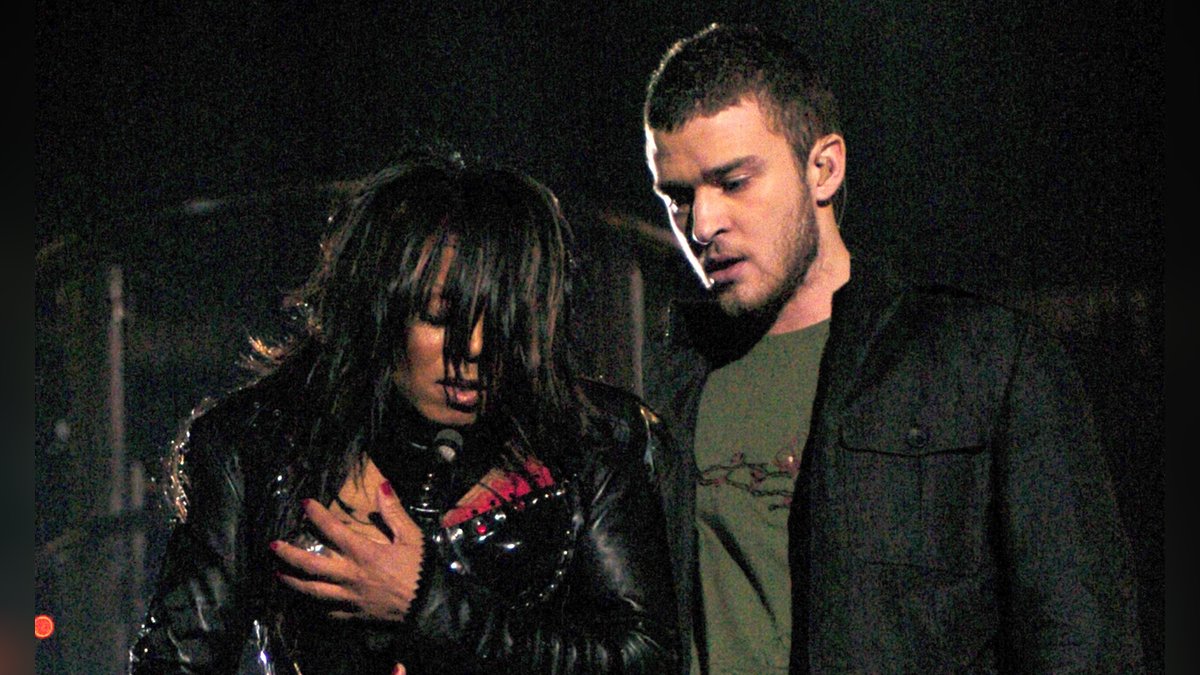 Janet Jackson und Justin Timberlake während Nipplegate im Jahr 2004 beim Super Bowl.. © Kevin Mazur/WireImage