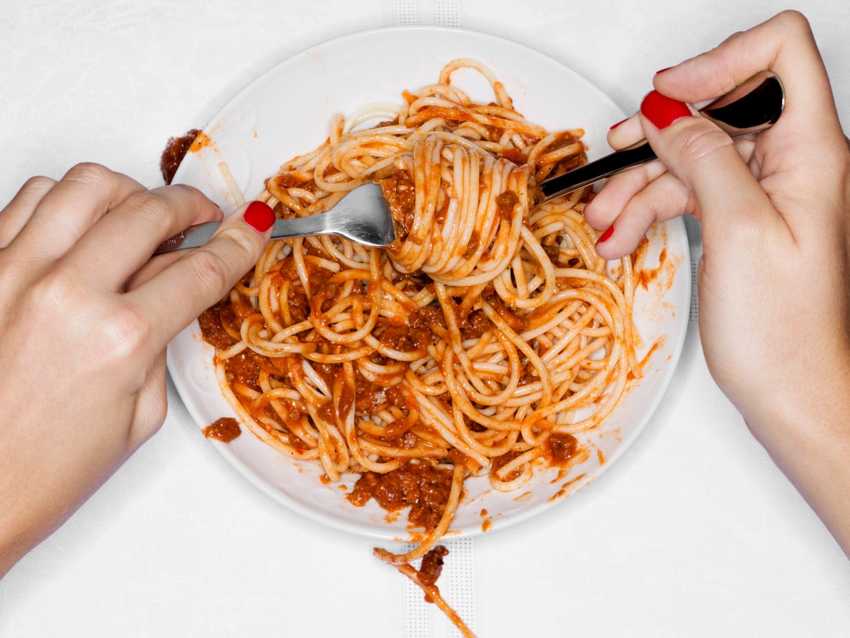 nudeln frau spaghetti teller lecker