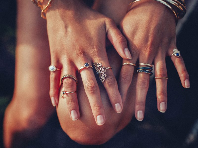 Frau mit mehreren Ringen