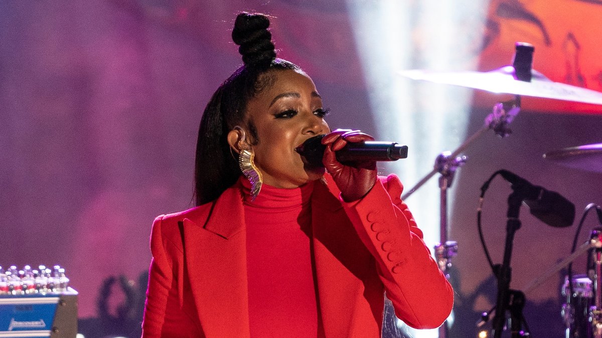 Mickey Guyton singt die Nationalhymne beim Super Bowl.. © lev radin/Shutterstock.com