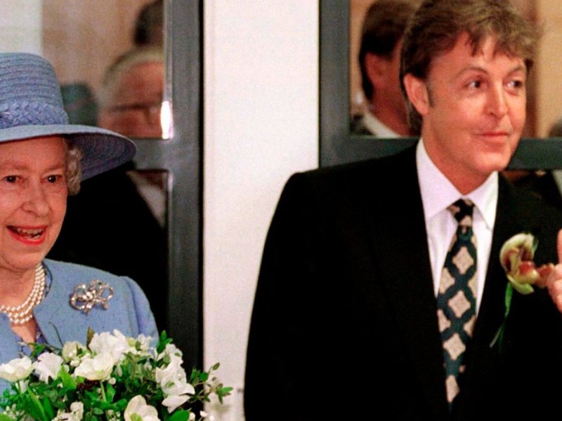 Paul McCartney bei einem Auftritt mit der Queen.. © getty/[EXTRACTED]: Tim Graham Picture Library/Getty Images