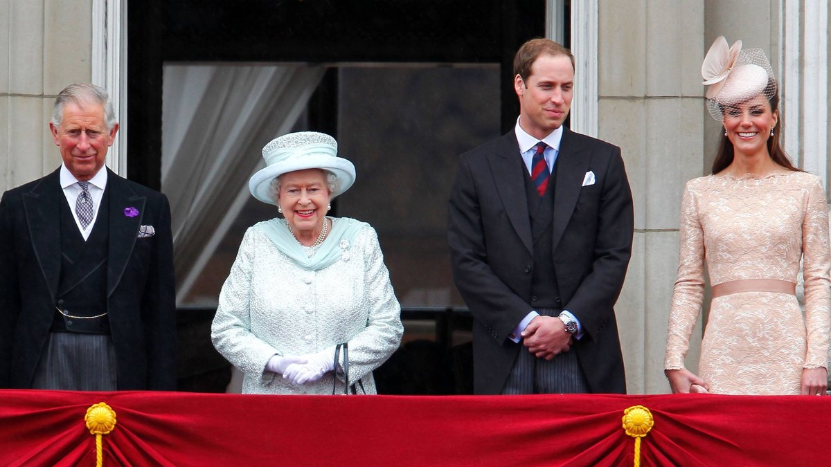 Queen Elizabeth II. (Mitte) anlässlich ihres Diamantenen Thronjubiläums im Jahr 2012 auf dem Balkon des Buckingham Palastes mit Prinz Charles (l.)