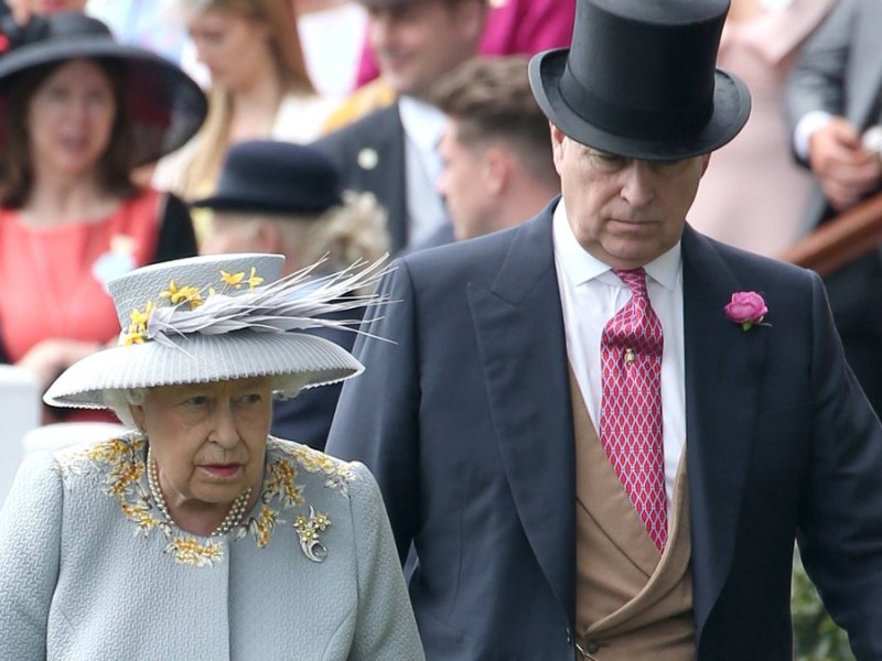 Ein Foto aus alten Zeiten: Längst darf Prinz Andrew keine offiziellen Termine mit Queen Elizabeth mehr wahrnehmen.. © imago/Matrix