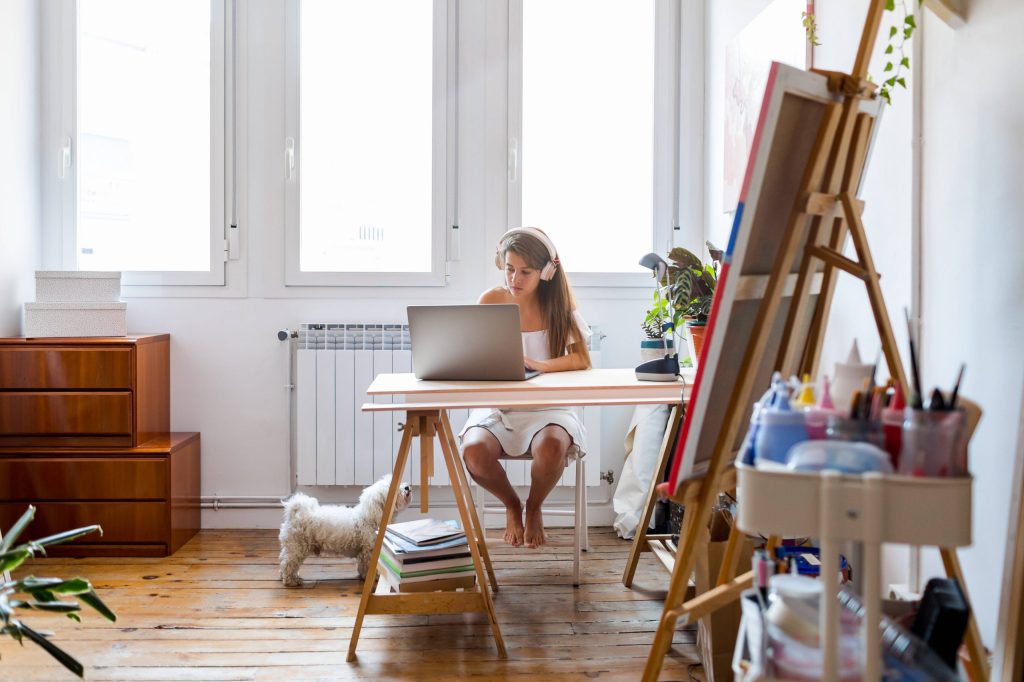 Hund mit Frau im Büro