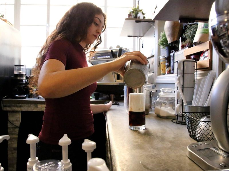 frau cappuccino kaffee barista