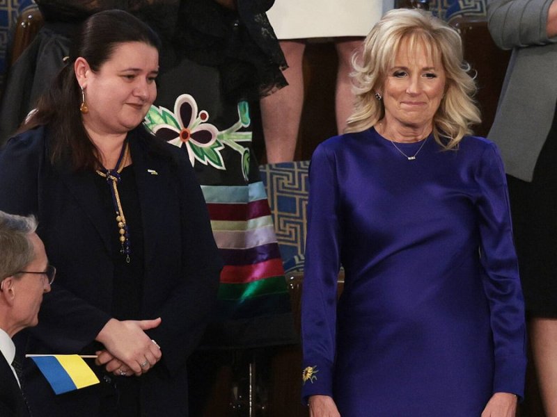 First Lady Jill Biden in einem blauen Kleid mit Sonnenblumenstickerei am Ärmel.. © imago/ZUMA Wire