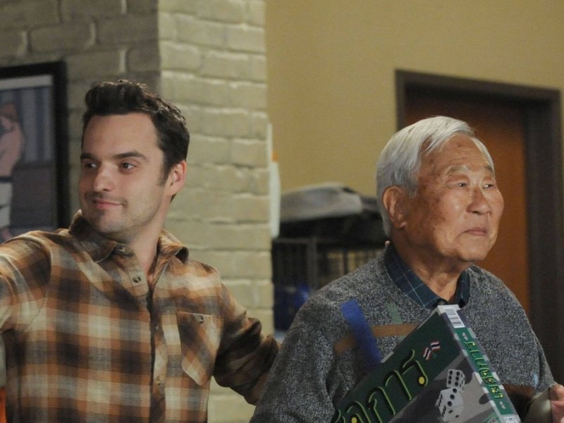 Jake Johnson (l.) mit dem verstorbenen Ralph Ahn in "New Girl".. © imago images/Everett Collection