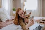 Frau macht Selfie mit Hund