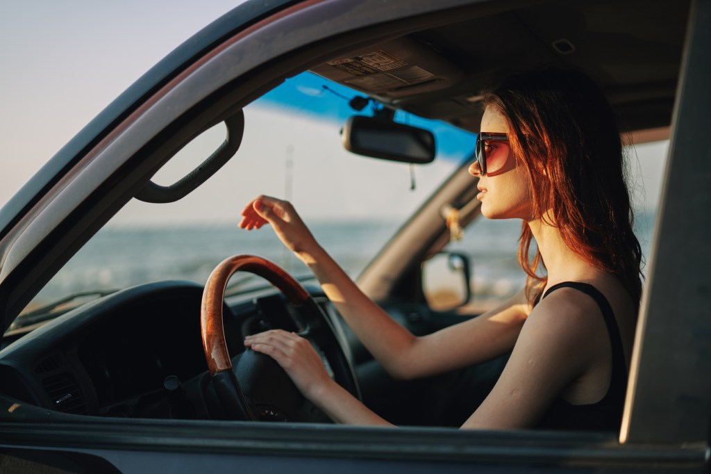 Frauen im Auto: Fahren sie wirklich schlechter als Männer?