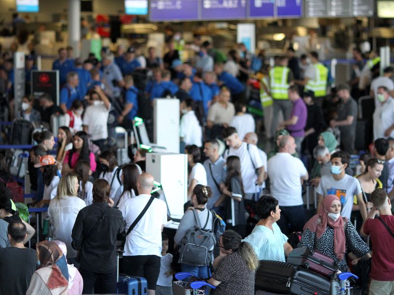 Fluege gestrichen Warteschlange