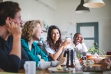 Gruppe von Kollegen sitzen am Tisch in der Arbeit