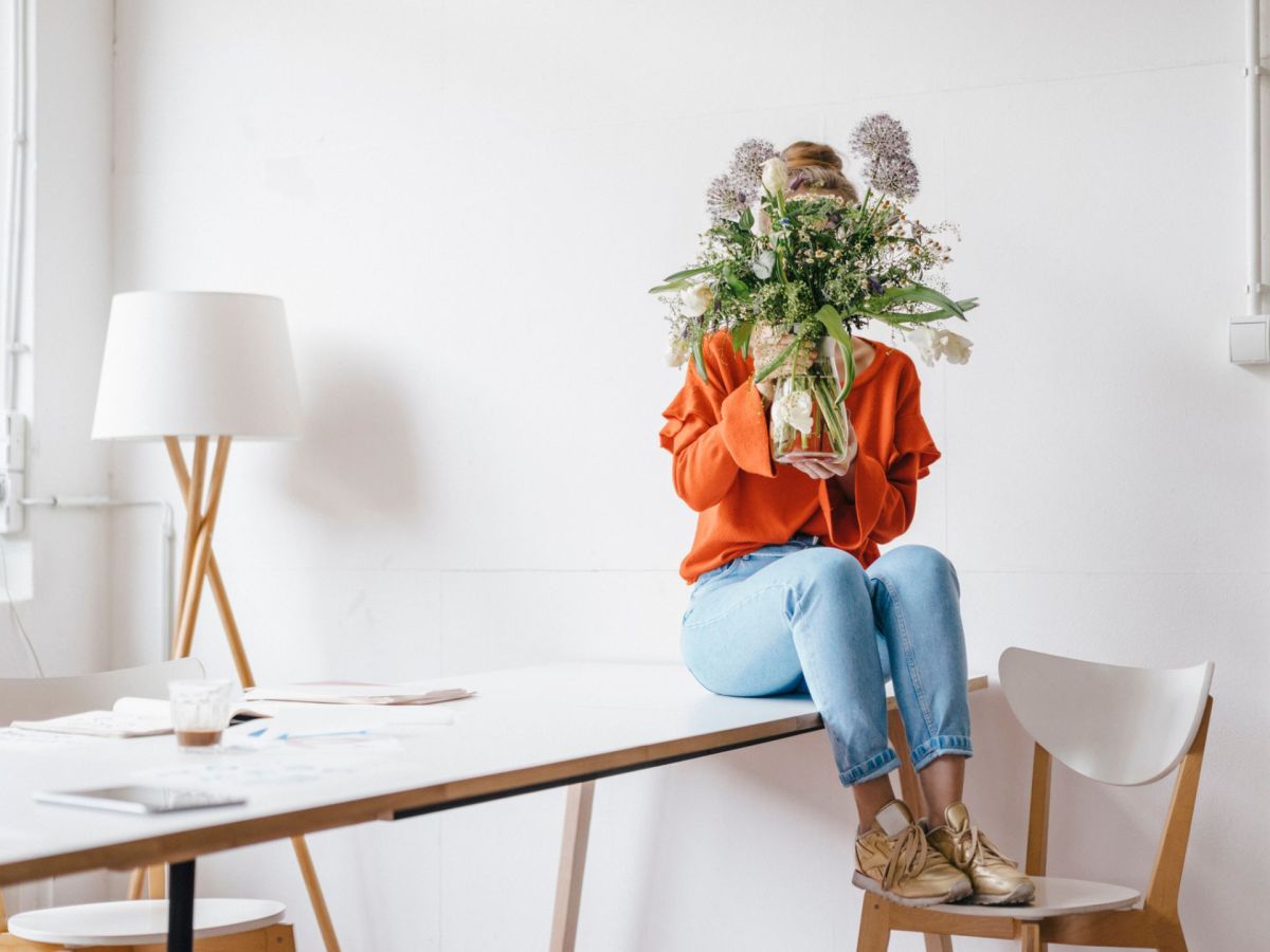 Jobs fÃ¼r Introvertierte Frau versteckt sich hinter BlumenstrauÃŸ