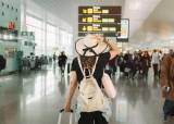 Frau mit Rucksack am Flughafen