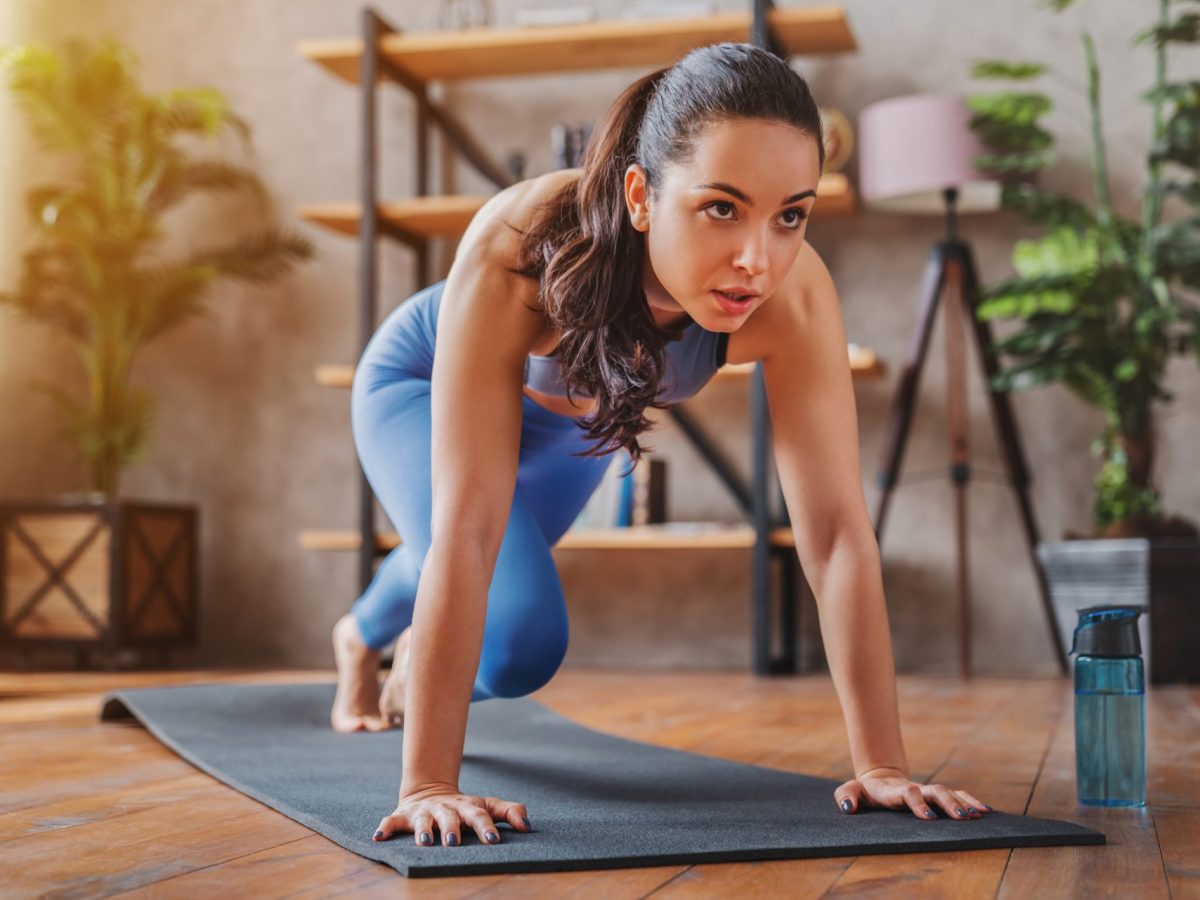 Frau macht Mountain Climbers