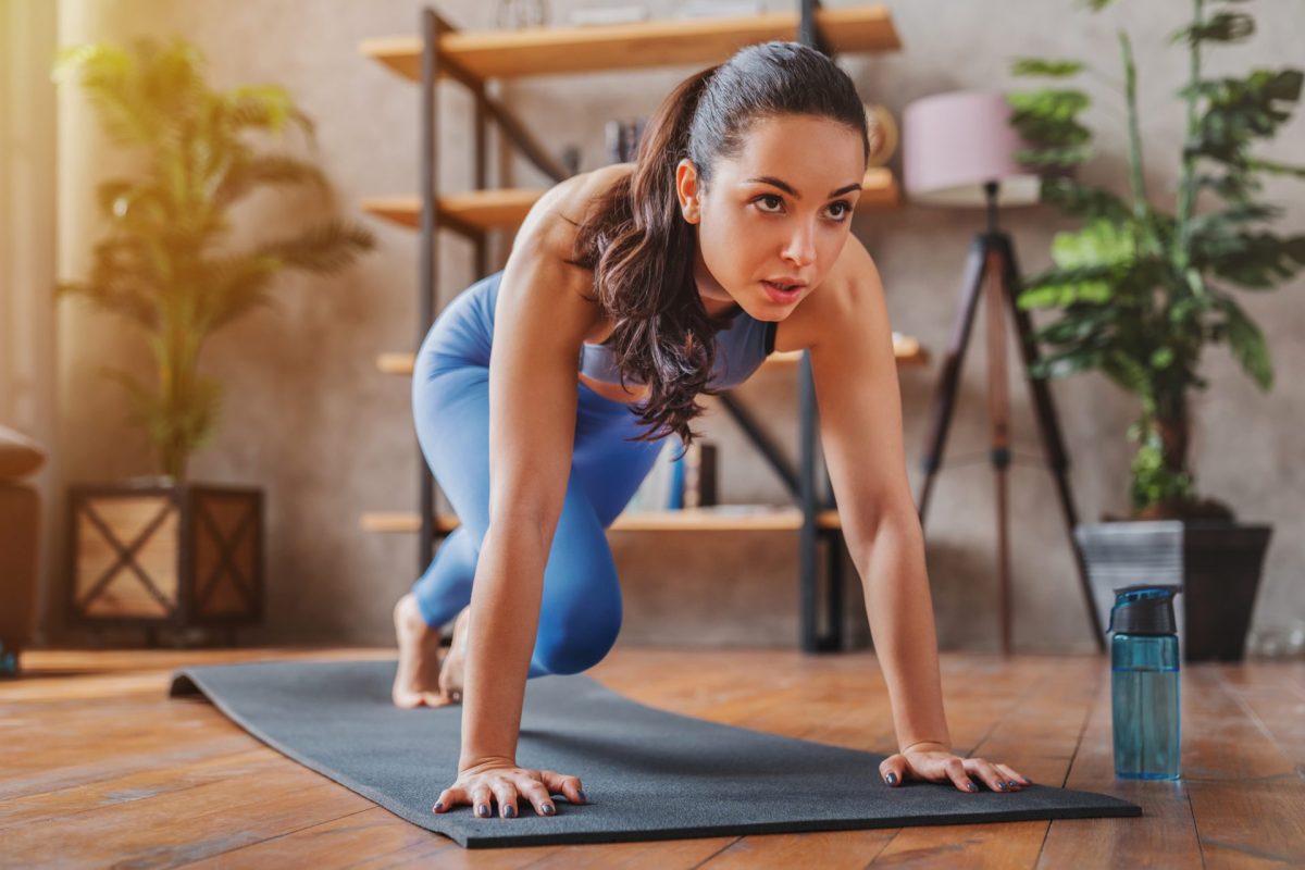 Frau macht Mountain Climbers