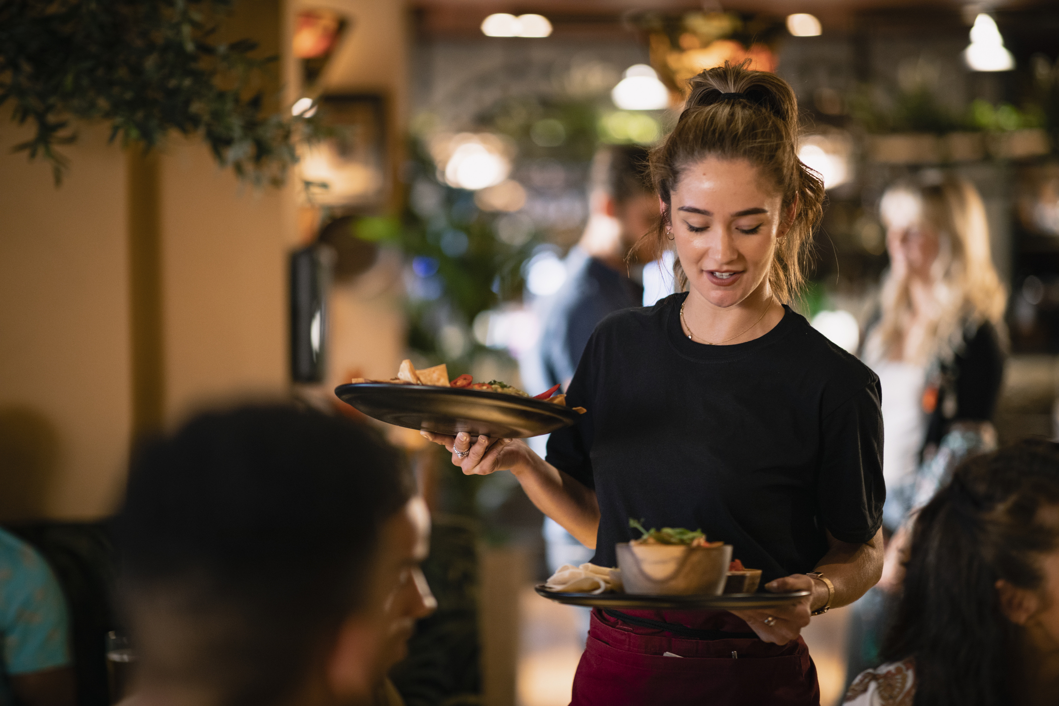 8 Dinge Die Kellner Hassen Wenn Du Sie Im Restaurant Tust Wmn 