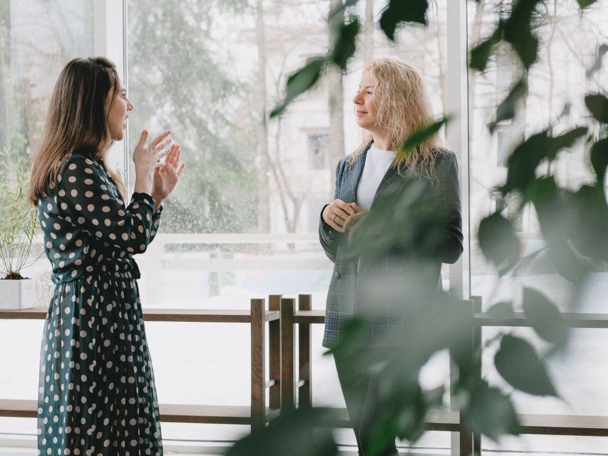 Frauen besprechen sich