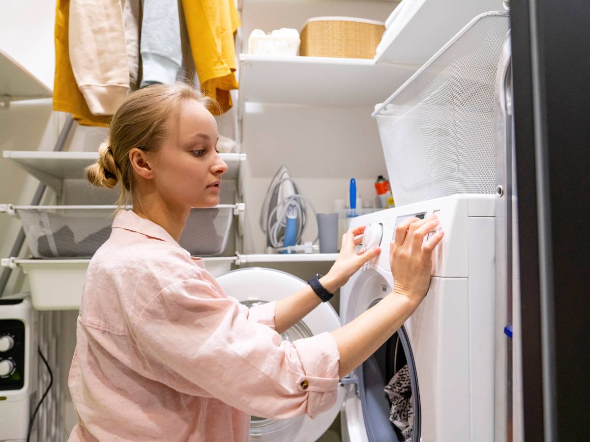 Frau WÃ¤schetrocknen Waschmaschine