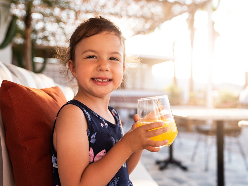 Kleines Mädchen Saft trinken