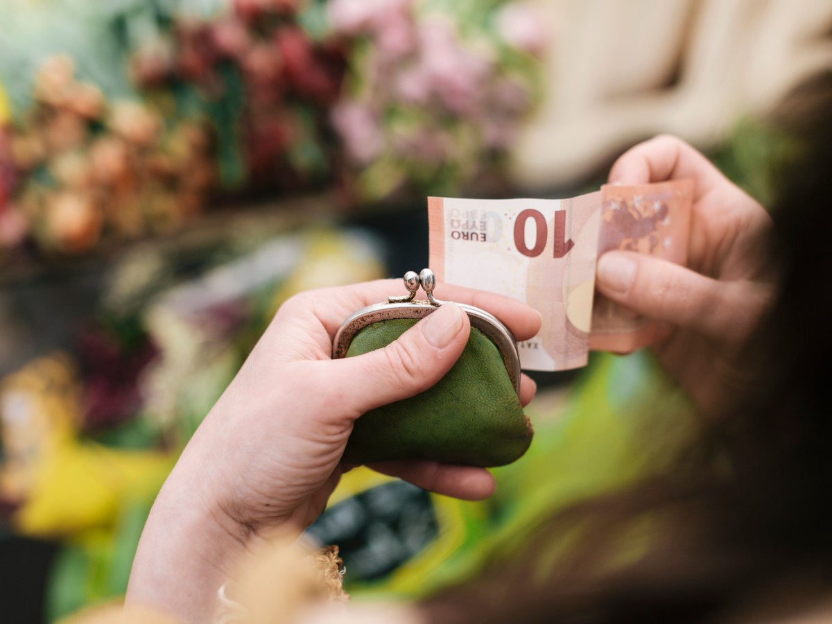 Frau hÃ¤lt 10-Euro-Schein in der Hand