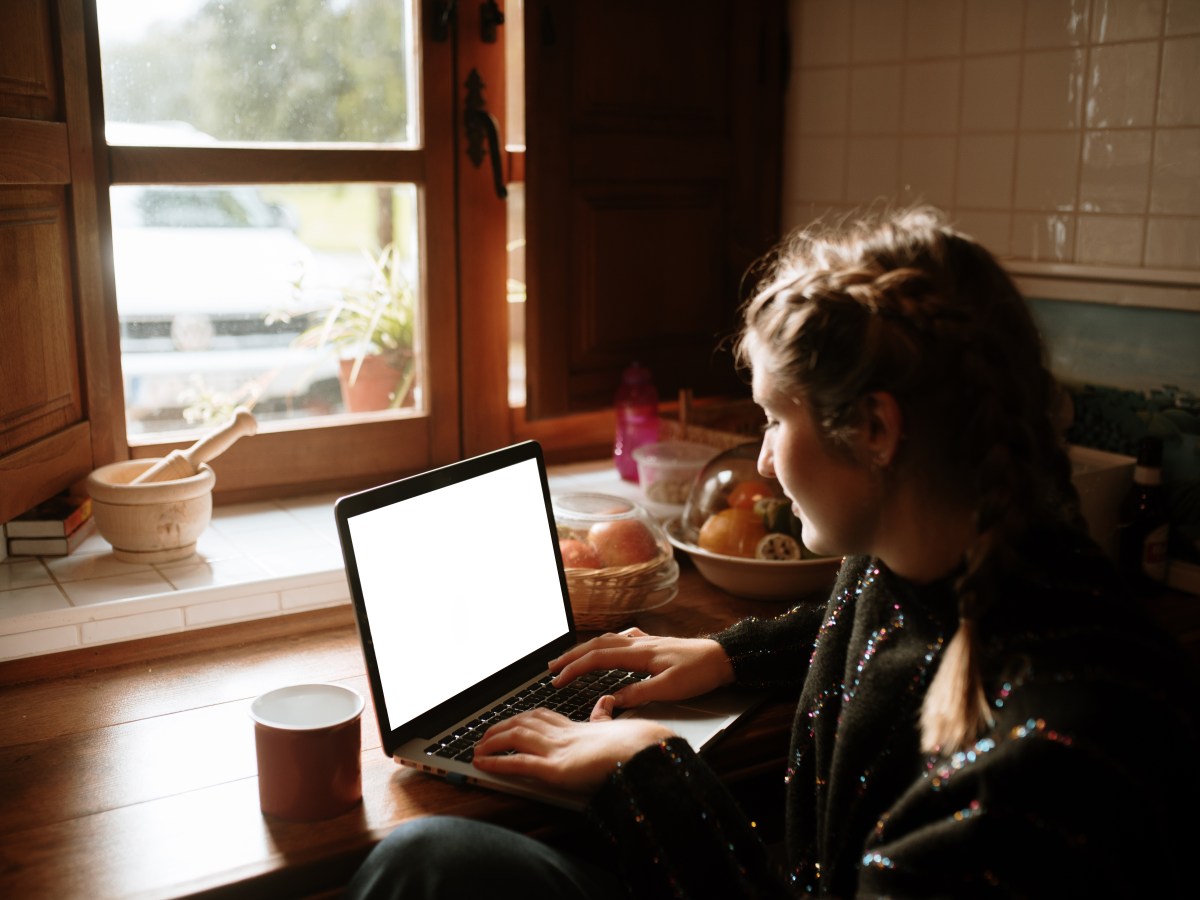 Frau sitzt am Laptop