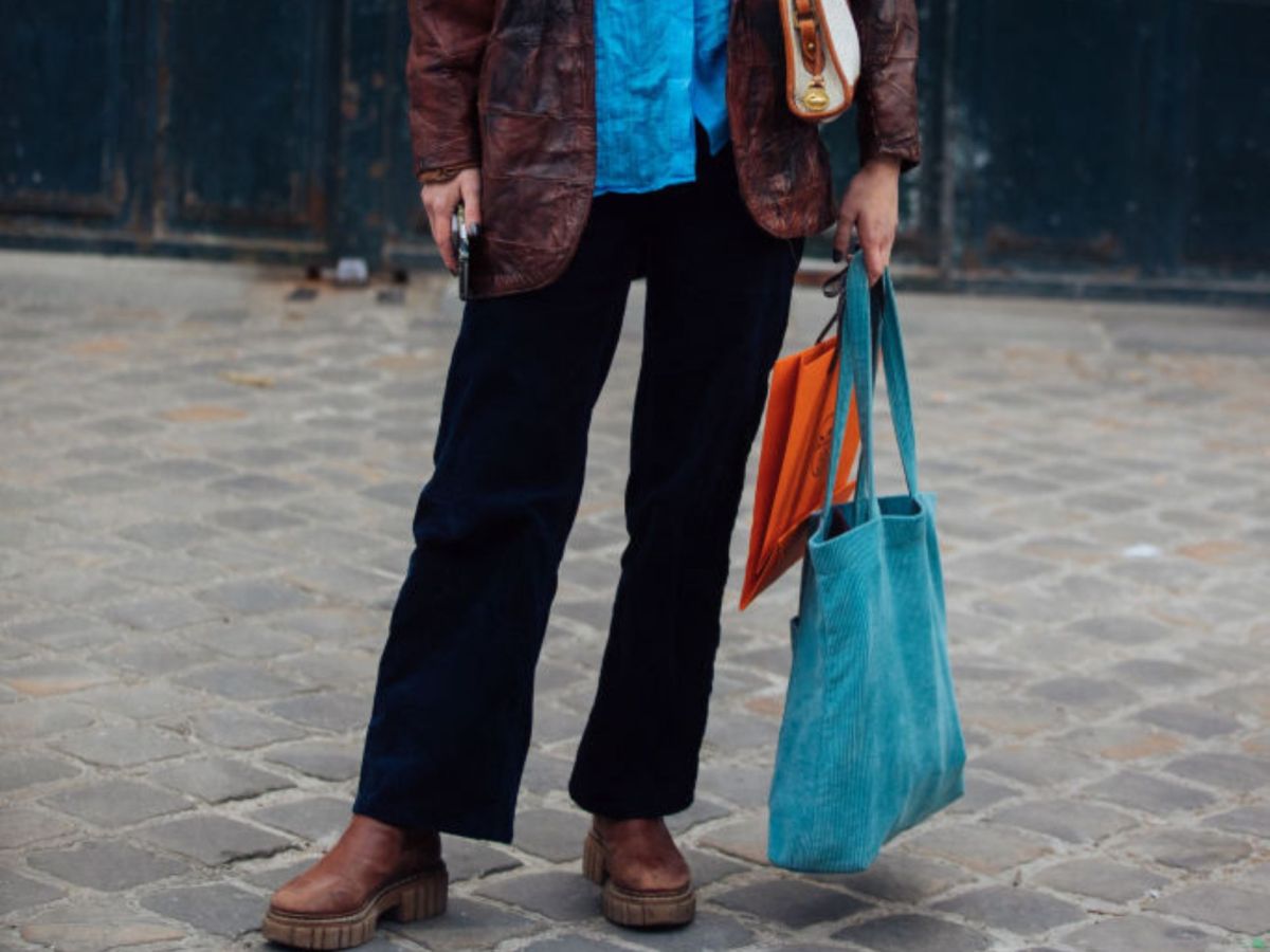 Frau mit Tote Bag