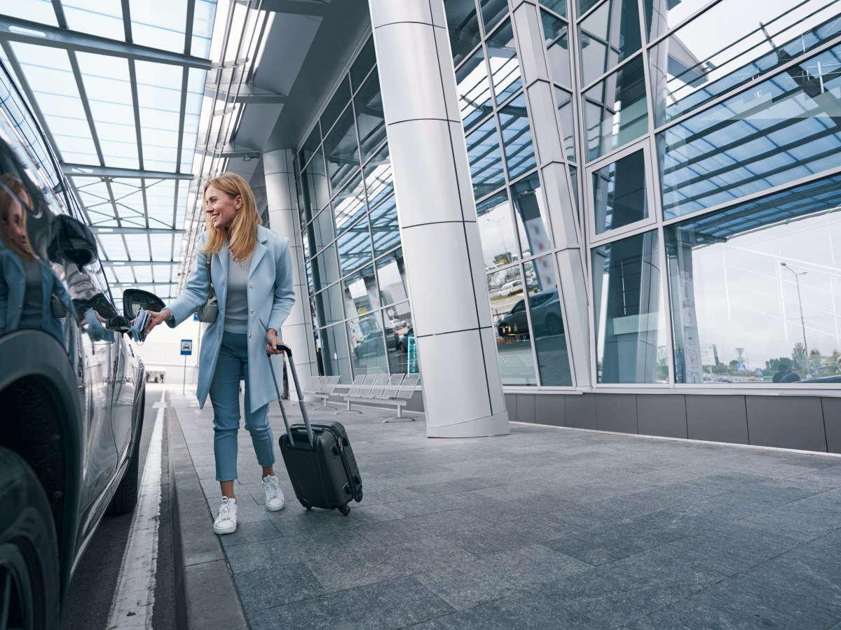 koffer frau taxi flughafen reisen urlaub