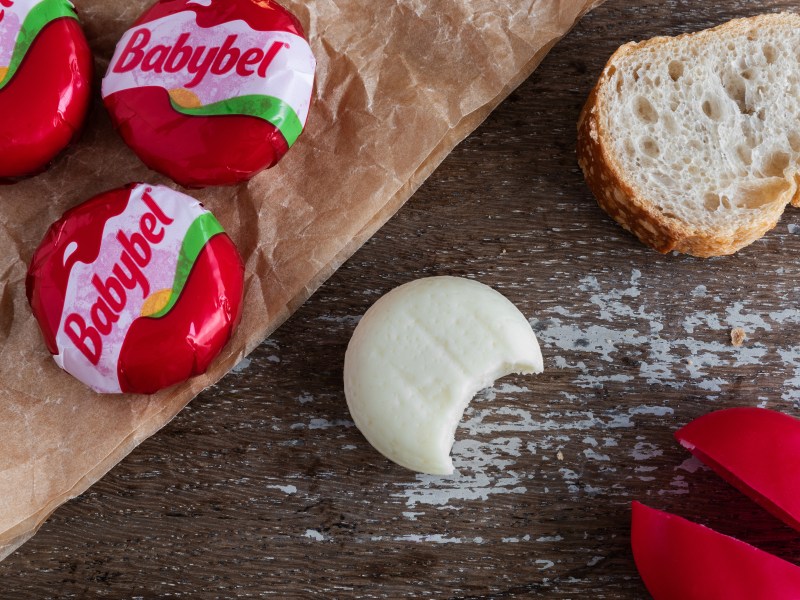 babybel cheese snack on rustic background käse frühstück essen