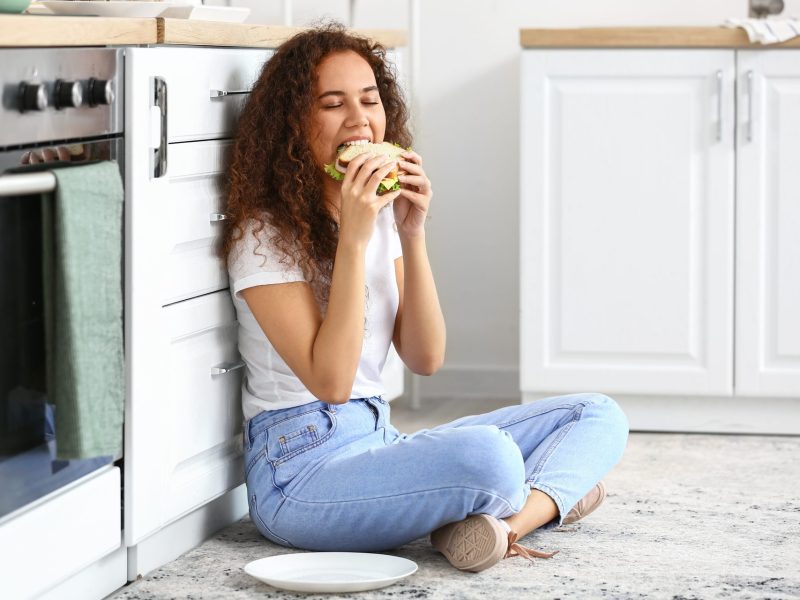 Frau Käsebrot essen