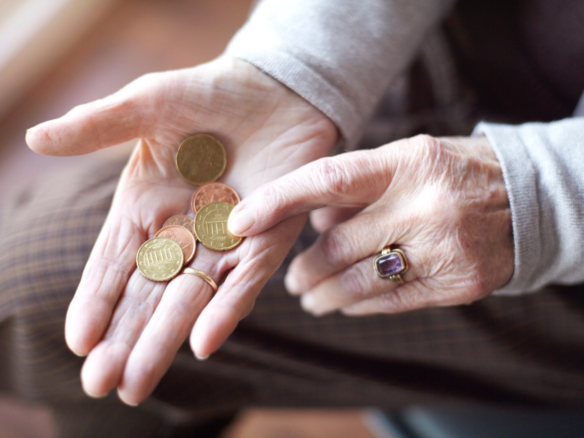 In der Hand einer Seniorin liegen mehrere MÃ¼nzen.