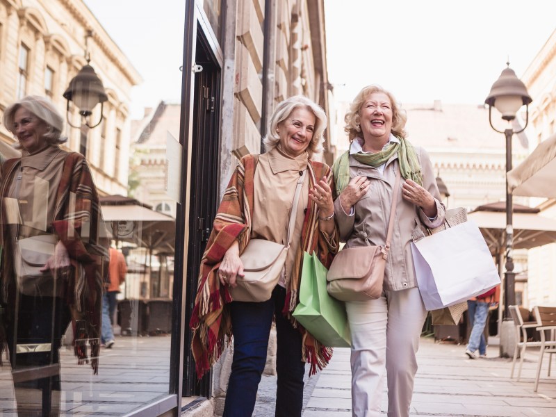 Zwei Senior:innen sind am Shoppen.