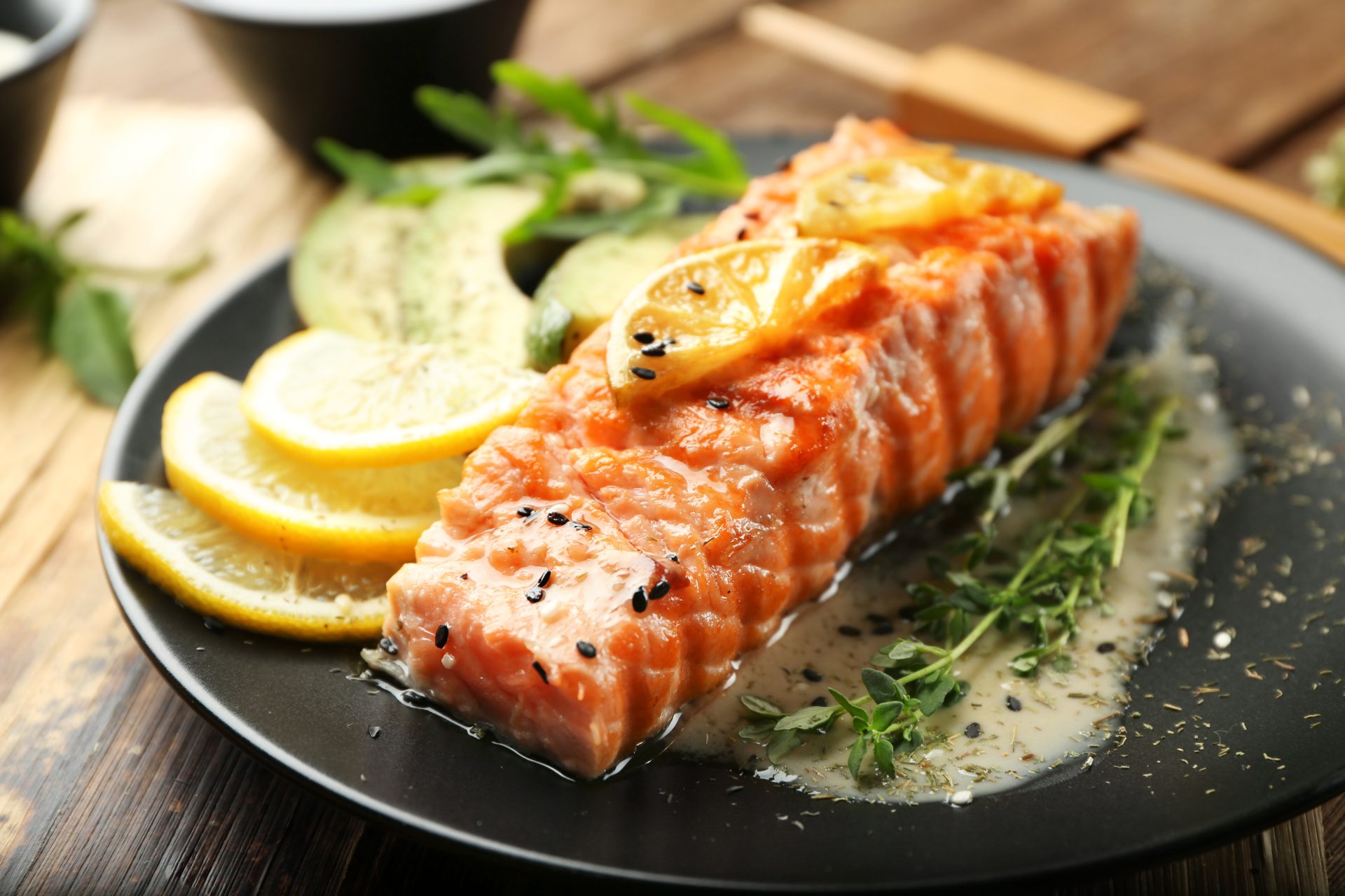 Lachs mit Zitronensauce: sommerlich leichtes &amp; leckeres Rezept - wmn