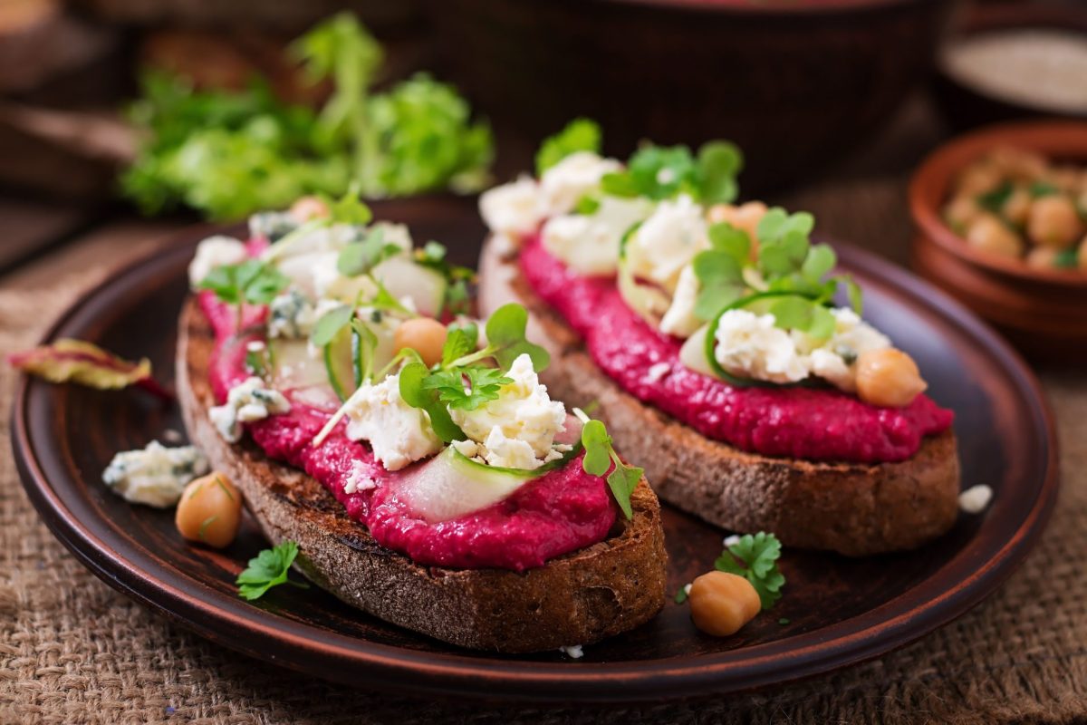 Brot mit Rote-Bete-Hummus