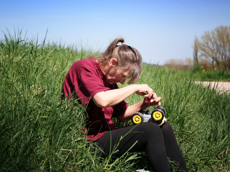 Frau bastelt mit Spielzeug