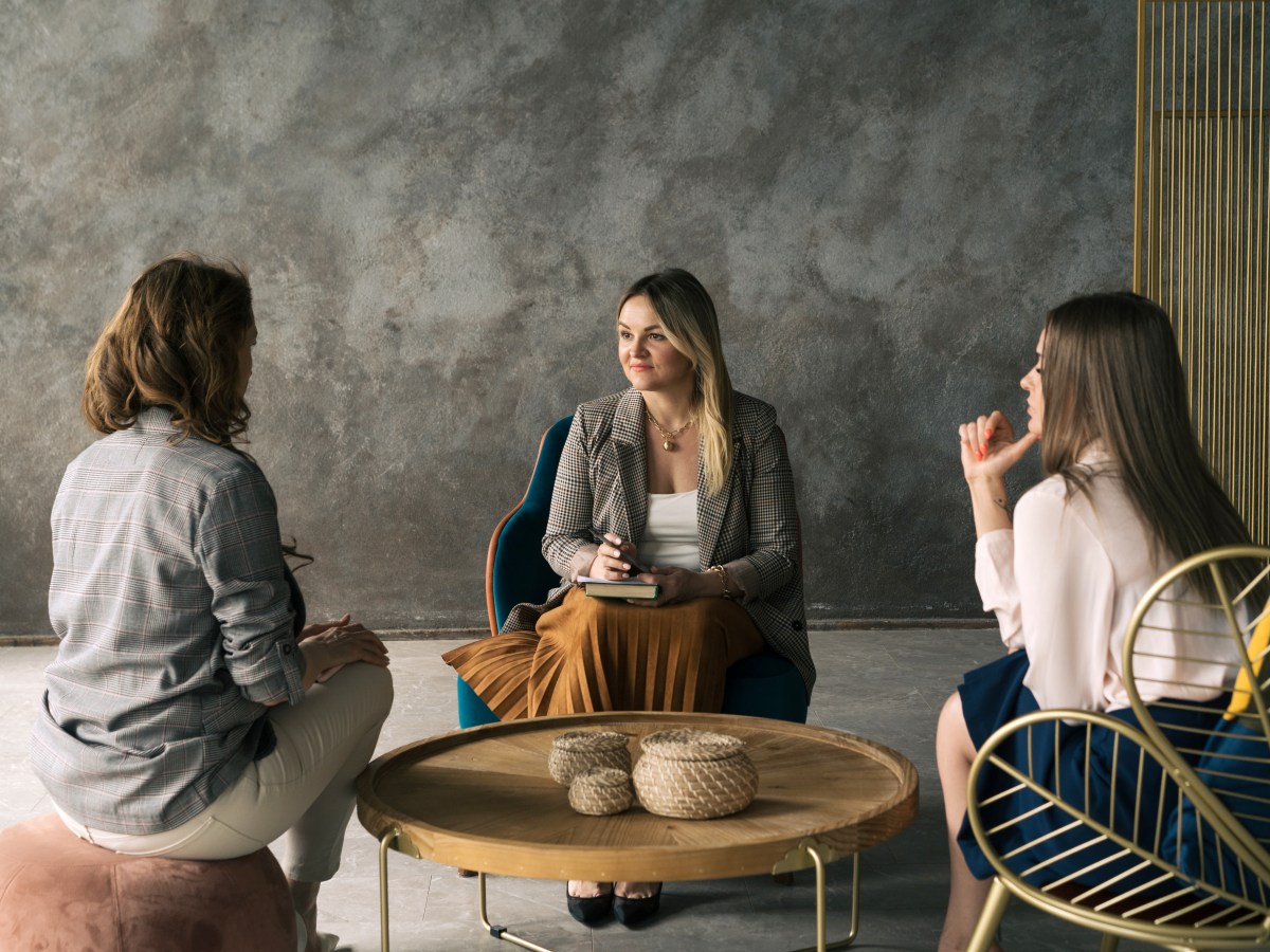 FÃ¼hrungskraft: Drei GeschÃ¤ftsfrauen unterhalten sich im BÃ¼ro.